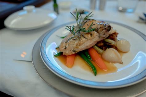 Business Class vs First Class 的图像结果