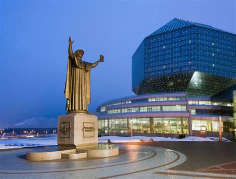 How to Live Abroad | RoamRight Blog