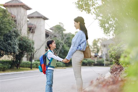 年轻妈妈送孩子去上学-蓝牛仔影像-中国原创广告影像素材