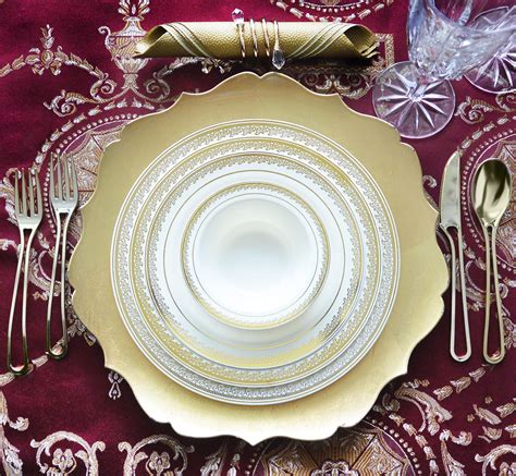 Royal Holiday Decorating - Designer for Your Table | Plastic plates ...