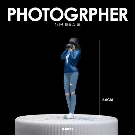 1:64 Girl Photographer Figure – Inaboxstore
