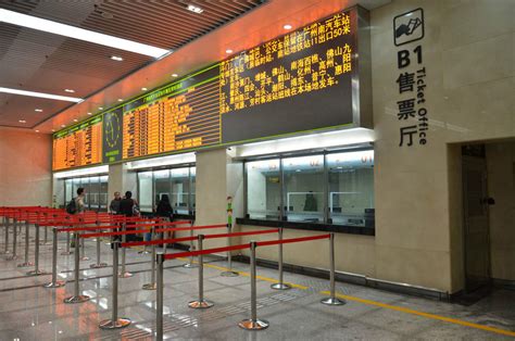 郑州汽车客运总站迎来“十一”首个出行高峰，网络购票成主流-大河新闻