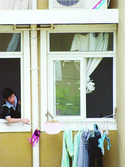 男子隔窗偷取女士内衣被网友全程拍下(组图)_新闻_腾讯网