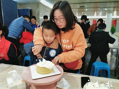 市妇联举办“童心手牵手·把爱带回家—关爱困境儿童爱心蛋糕裱花”活动_新宁德