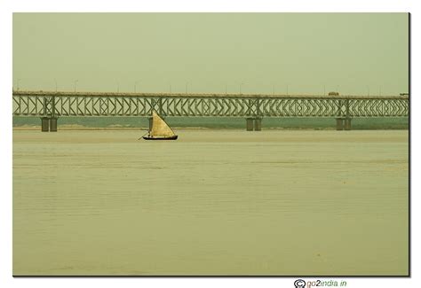 go2india.in : Fisherman's boat in Godavari at Rajahmundry early morning