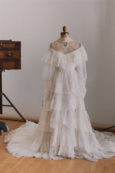 Bohemian 1970s Ruffle Wedding Dress | Винтажные свадебные платья, Свадебные платья, Стили ...
