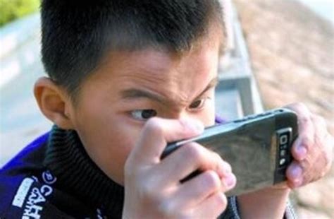 青年时报：7岁孩子玩手机 一个暑假近视300度_媒体报道_新闻网