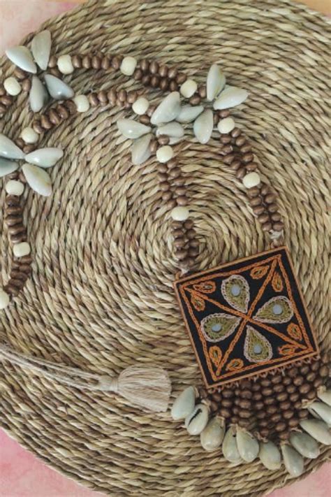 WHE Hand Embroidered Green Pendant Necklace With Cowry String – Okhaistore