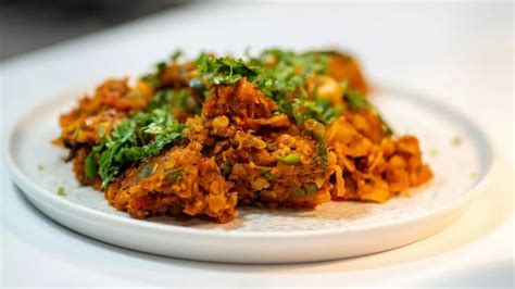 Unwind This Monsoon With Poi Saag Pakora Recipe