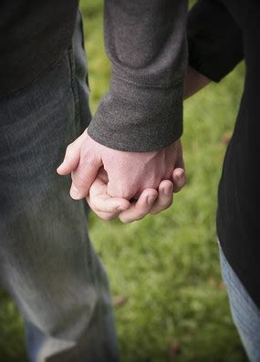 双手握在一起穿蓝色旗袍的女人局部特写图片免费下载_红动网