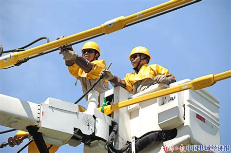 战高温 保生产 看电力工人带电高空作业挥汗如雨-温岭新闻网