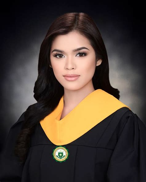 Graduation Portrait 的图像结果