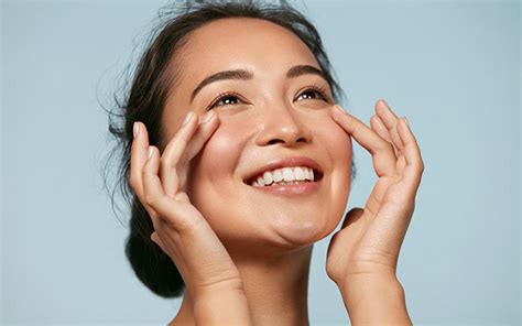 अपनी त्वचा को सही तरीके से कैसे एक्सफोलिएट करें? | How To Exfoliate Yo ...