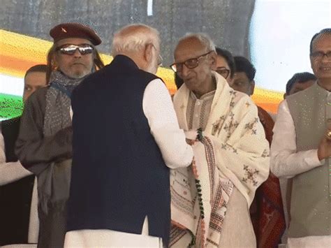 Suvendu Greets Modi, Yogi Scarf on CM, Tribal Oath | Bengal Oath ...