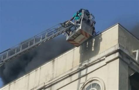 मुंबई: कोलाबा के मेट्रो हाउस बिल्डिंग में आग, आग पर काबू पाने की कोशिश ...