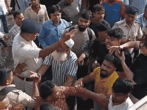 Fire breaks out in restaurant in Patna: Police rescue trapped people ...