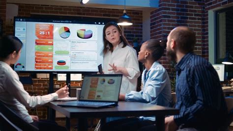 Business Analytics Team Meeting, Frau zeigt Unternehmenspräsentation ...