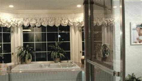 How to Hang Window Treatments With Rubber Bands | HomeSteady