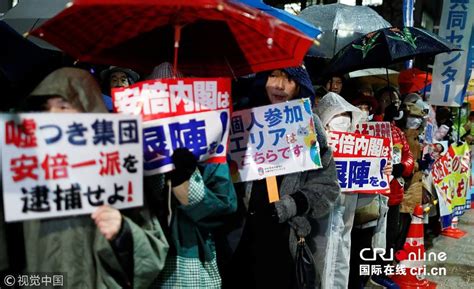 日本民众游行抗议 要求安倍与麻生下台