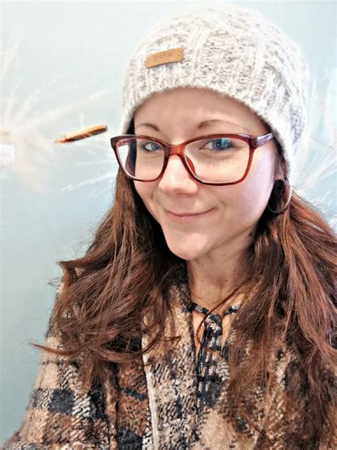Winterzeit ist Mützenzeit – So bleibt deine Mützenfrisur in Form - View ...