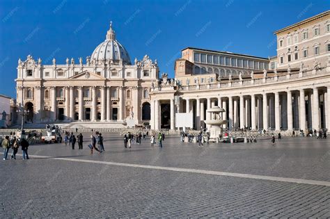 Plaza de san pedro y basílica de san pedro en el vaticano | Foto Premium