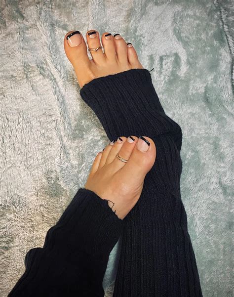 Cute and cozy legwarmers 🖤 : r/VerifiedFeet