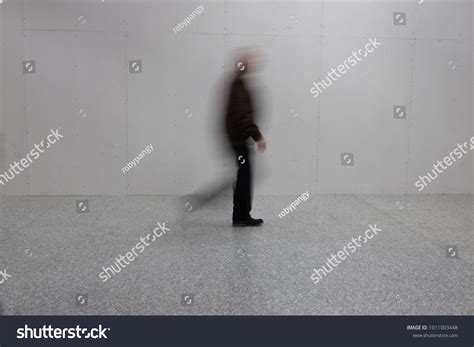 People Walking Blur 的图像结果