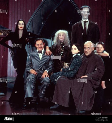 THE ADDAMS FAMILY, from left: Anjelica Huston, Raul Julia, Thing ...