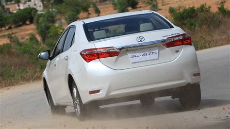 Toyota-Corolla-Altis 2014 Exterior Car Photos - Overdrive
