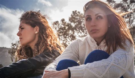 8 Signs of a Bad Friend To Always Look For - lifeberrys.com