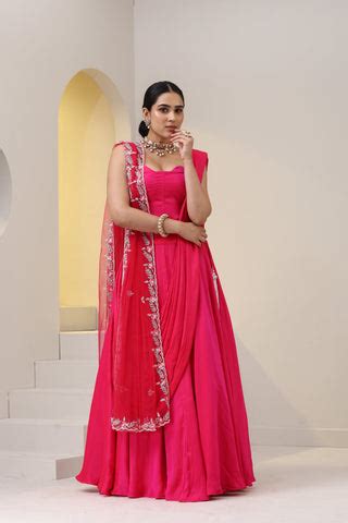 Glam Up Your Diwali Look: Swtantra's Top 5 Styles