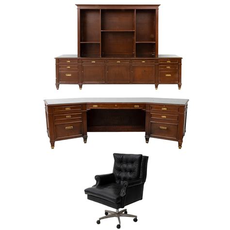 ESCRITORIO, CREDENZA Y SILLÃ“N EJECUTIVO MÃ©xico, Siglo XX. En talla de madera. Marca LÃ³pez ...