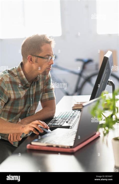 Man Using Computer in Office 的图像结果