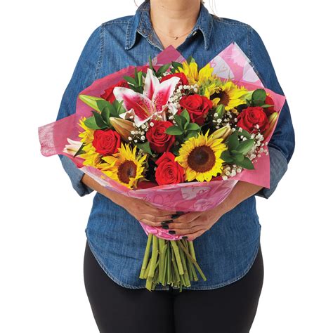 BLOOMS by H-E-B Luxury Roses Sunshine Hand-Tied Flower Bouquet - Shop ...