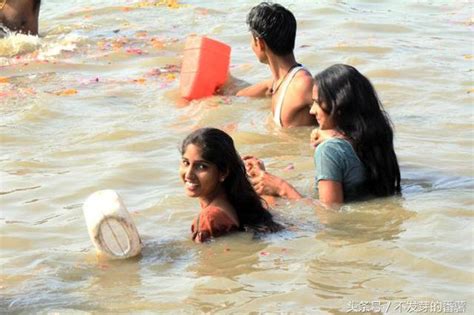 震撼！印度几千万人在同一条河里洗澡