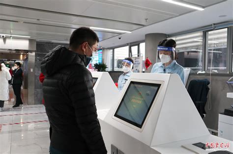 恢复办理首月，上海出入境办证量超38万证次 公安出入境管理部门持续应对办证高峰_证件_申请人_市民