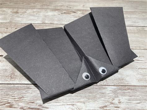 Bat Paper Airplane Tutorial 的图像结果