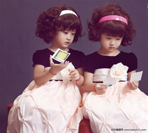 全球最美双胞胎 出生就有经纪人来签模特_新时代模特学校 | 国际超模教育培训基地