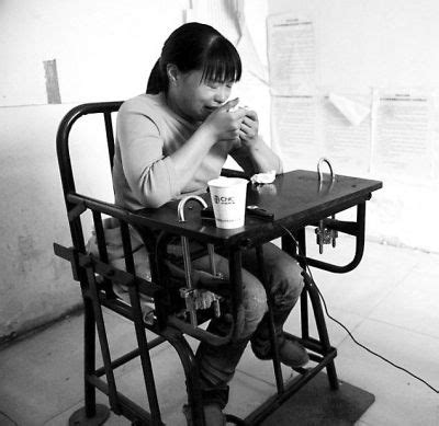 中方向越南移交10被拐儿童 患病得到两年疗养抚育-中新网