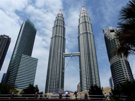 File:The Petronas Twin Towers in Kuala Lumpur (Malaysia).JPG