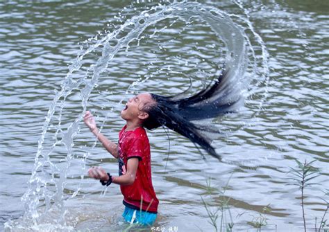 【在河水中洗头的女孩摄影图片】海南琼中黎族苗族自治县中和镇人像摄影_太平洋电脑网摄影部落