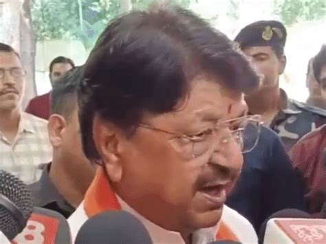 Now minister Shah raises question on kissing sister Vijayvargiya ...