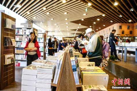 要闻(网站) _ 【中国那些事儿】“书店+”模式：春意盎然的中国新一代实体书店