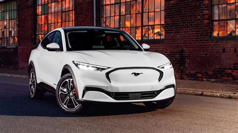 Ford Mustang Mach-E, taglio ai listini fino a 5.900 dollari. Per ora solo negli USA