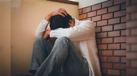 ಯುವಜನರೇ ಖಿನ್ನತೆಗೆ ಒಳಗಾಗಲು ಕಾರಣವೇನು? ಅಸಲಿ ಸತ್ಯ ತಿಳಿದ್ರೆ ಬೆಚ್ಚಿ ಬೀಳ್ತೀರಿ ...