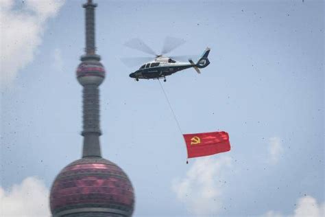 上海公安警用直升机挂党旗巡展，庆祝建党100周年