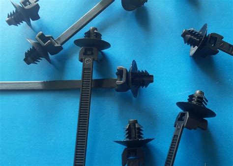 250 Kabelbinder mit Clips Lamellenfuss Teller Tannenbaum f. Motorraum ...