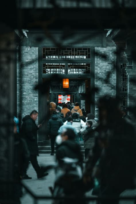 People Standing Outside 的图像结果