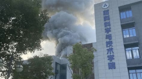 河北一工厂爆燃 火光燃成蘑菇云 目击者：很强烈的一声爆炸声_新闻快讯_海峡网