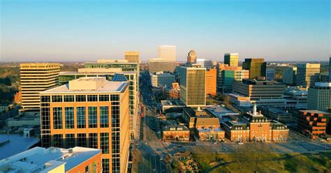 Business People Walking in Clayton MO 的图像结果